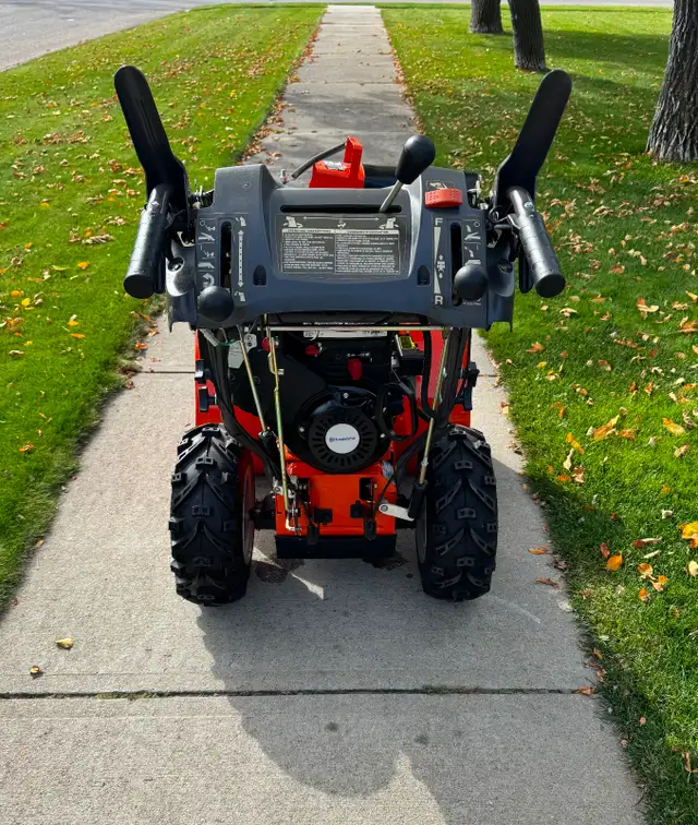 Husqvarna 1650EXL in Snowblowers in Lethbridge - Image 5