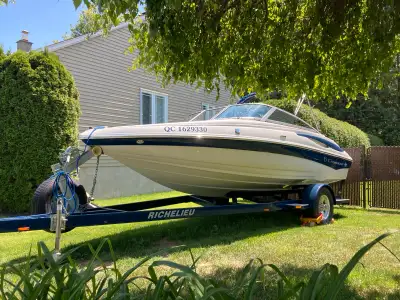 Superbe Bateau Crownline 185 SS en excellente condition. Seulement 289 heures. Entièrement équipé: t...