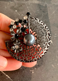 Big pendant with grey pearl and black/white gems