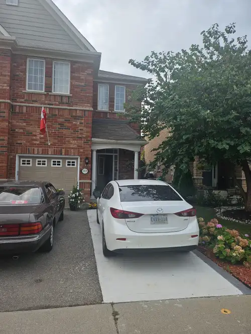 Room to rent in a house. Very convenient location to Transportation and Erin Mills Mall. Vacant now....