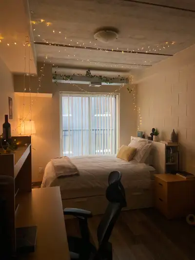 This FULLY FURNISHED apartment is availible at the end of april for the summer term. It is a 5 bedro...