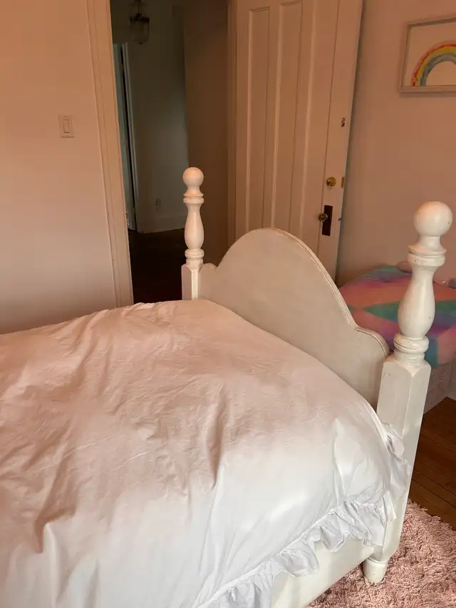 Magnifique lit en bois à vendre ✨  in Beds & Mattresses in Longueuil / South Shore - Image 5