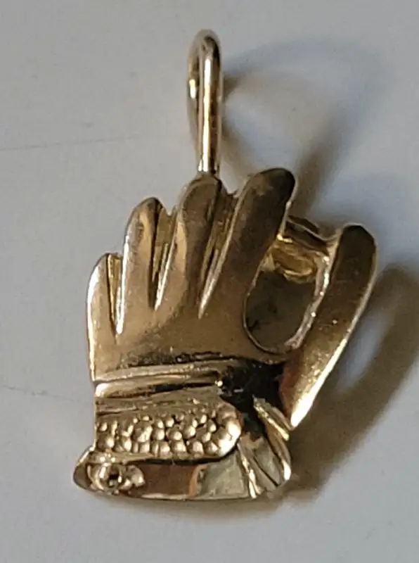 Vintage Rare 10k Gold Baseball Glove & Ball Charm Pendant in Jewellery & Watches in Oshawa / Durham Region - Image 5