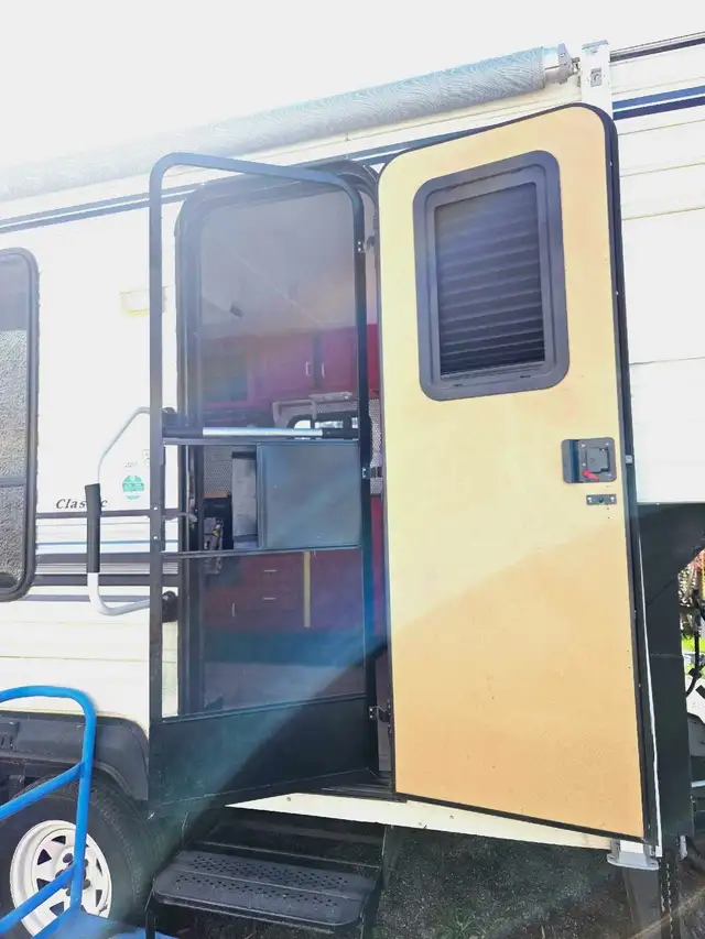 Like new renovated solar 1993 Dutchmen fifth-wheel in Travel Trailers & Campers in Vernon - Image 10