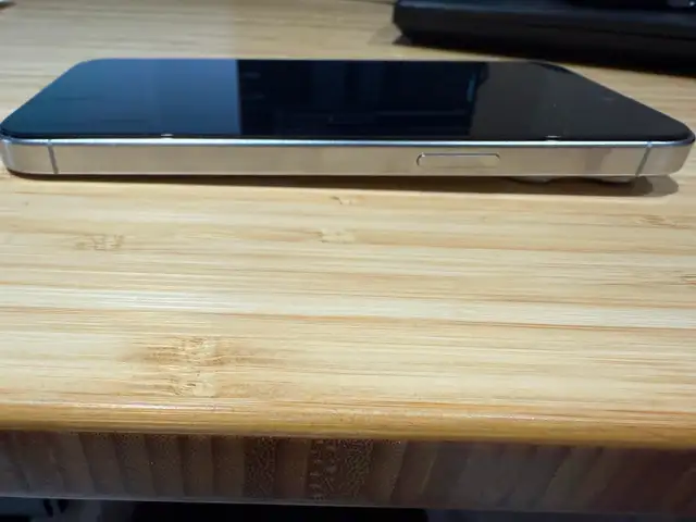 Gently Used iPhone 15 Pro Max with Accessories. SAVE money! in Cell Phones in City of Toronto - Image 3