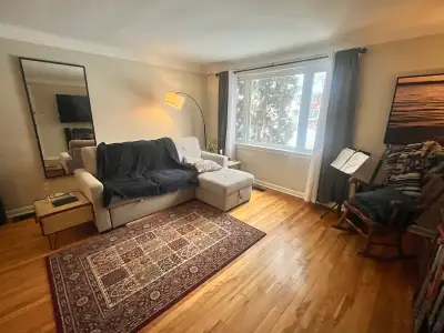 Perfect for professional single / couple. Quiet, non-smoking, spacious 2 bedroom apartment on main f...