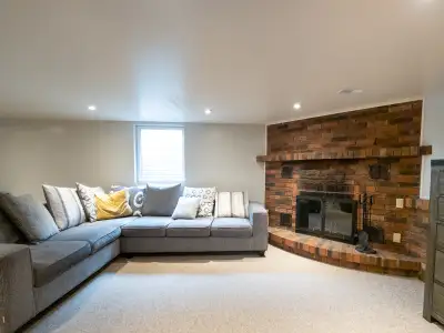 Spacious bright 1 bedroom basement for rent + wifi + parking