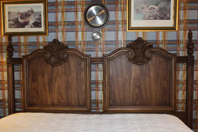 Tete de lit et commode / set de chambre en noyer. in Dressers & Wardrobes in Laval / North Shore - Image 9