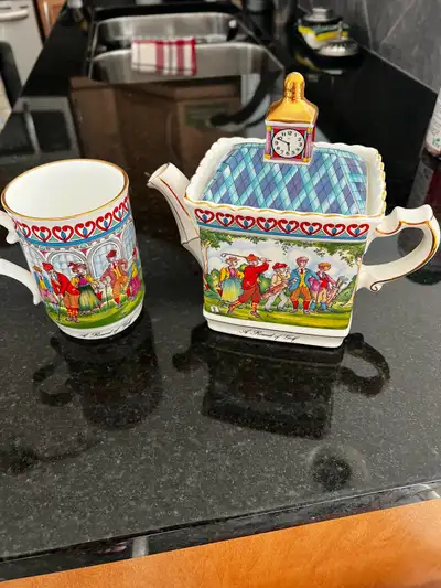 Fine Bone China collectable teapot and cup, in great condition. Pick up in Evergreen