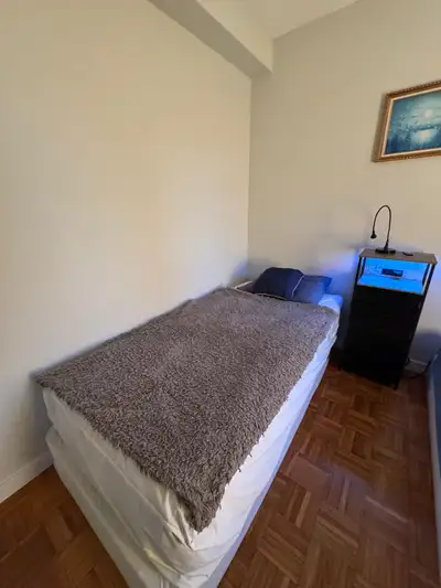 Shared room downtown Vancouver for July