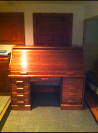 $200 Vintage roll top desk in great condition. Pick up only.