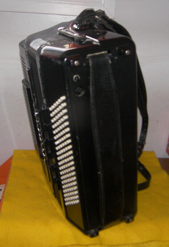 Accordion FARFISA TRANSIVOX - ( Heavy Machine) in Arts & Collectibles in Edmonton - Image 4