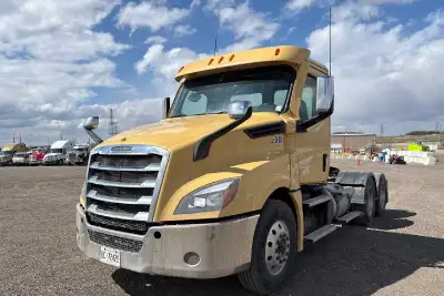 Firm on Price. 2020 Freightliner Cascadia DayCab 640k km driven 13200 Front Axle 46000 Rear end Manu...