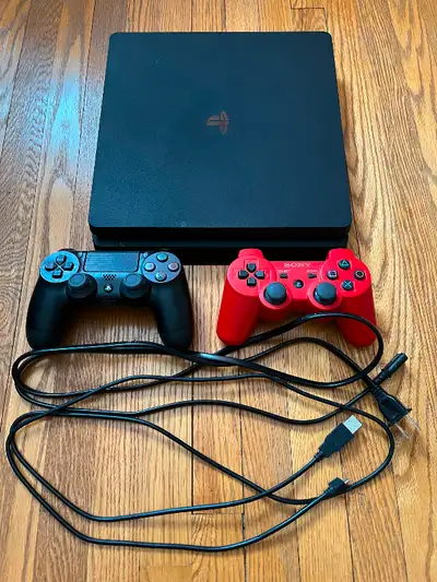 Barely used - PS4 console 2 controllers HDMI cable power cable