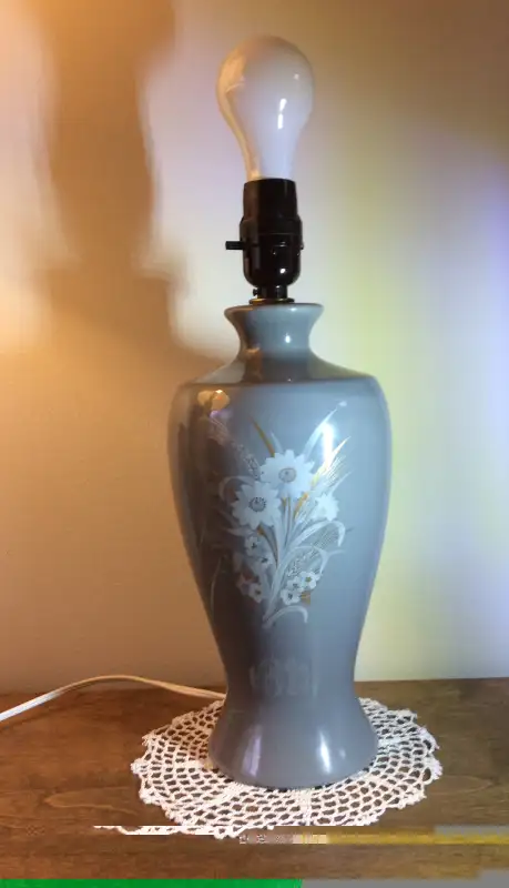 Vintage Hand Painted GREY PORCELAIN TABLE/DESK LAMP - Looks New! in Indoor Lighting & Fans in City of Toronto - Image 7
