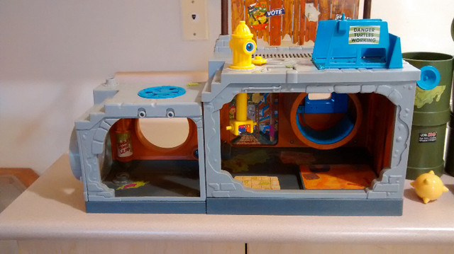 Vintage 1989 TMNT Sewer Lair Playset 100% Complete Ninja Turtles in Toys & Games in Strathcona County - Image 2