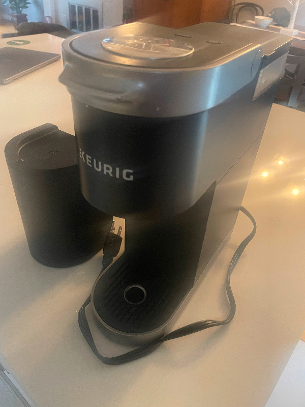 $50 - Single Serve Keurig Coffee Machine (Black) in Coffee Makers in Burnaby/New Westminster - Image 3