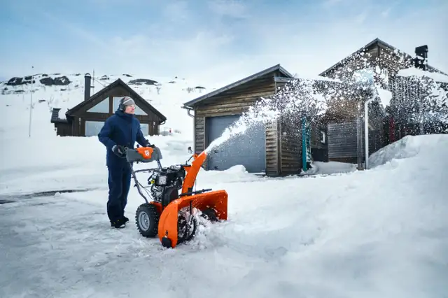 ST 230 Snow Thrower in Snowblowers in Oshawa / Durham Region - Image 5