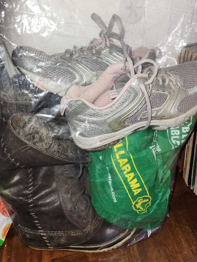 Lot of 50 Women & Boys Shoes Sizes 6-11 *NEW/EUC* in Multi-item in City of Toronto - Image 2