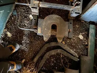 See Pic Fifth wheel hitch