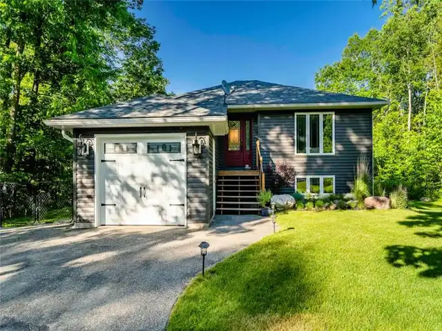 family cottage for rent, with hot tub in Ontario in Canada - Image 6