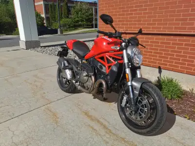 Ducati Monster 821, 2015, en très bon état. env. 24000Km Support de clé, protection d'échappement et...