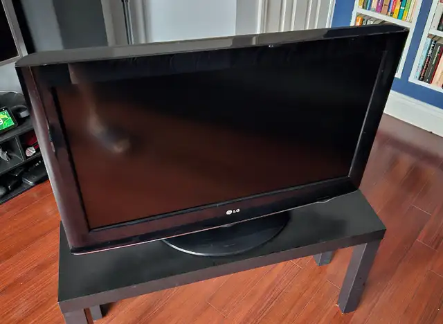 LG TV -  32" HD-TV with HDMI and Remote Control in General Electronics in Ottawa - Image 2