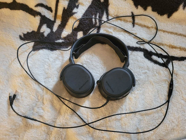 Steel series Arctis 3 headphones in Speakers, Headsets & Mics in Woodstock