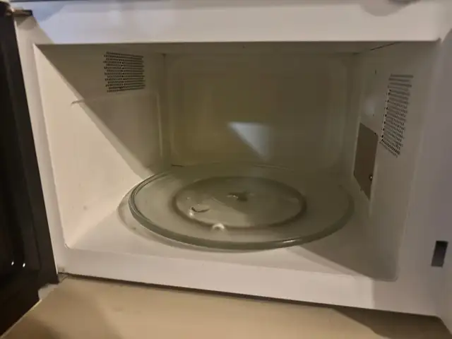 White Electrohome Microwave in Microwaves & Cookers in Mississauga / Peel Region - Image 3