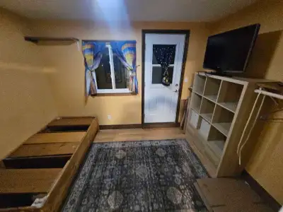2-3 bedroom upstairs apartment You have the option to make a bedroom or living room for the extra sp...