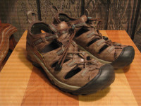 Chaussures KEEN WATERPROOF grandeur 9.5 US pour hommes.