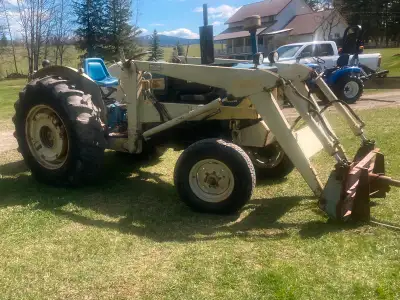 Runs well, comes with hay fork and bucket