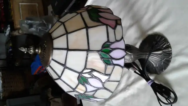 Tiffany style lamp in Indoor Lighting & Fans in Ottawa - Image 4