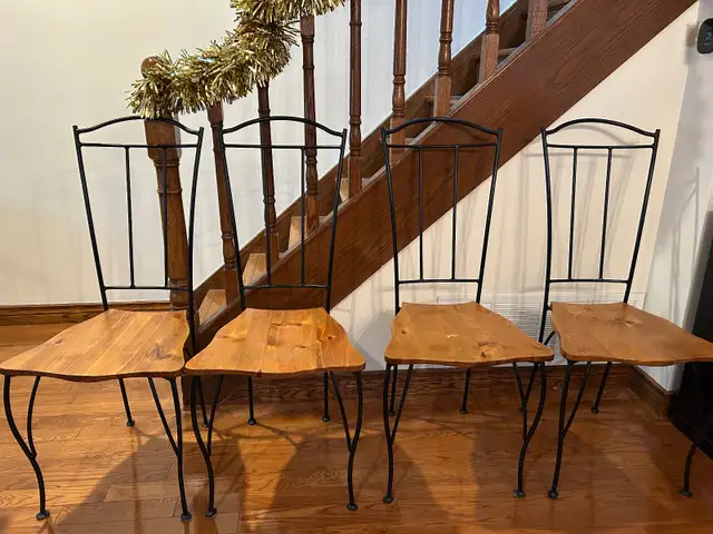 Beautiful solid wood table and 4 chairs64661853333762121