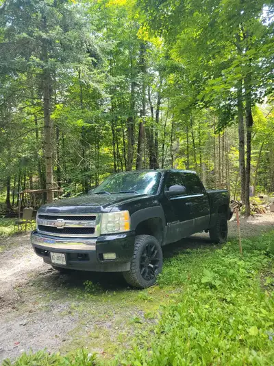 Body in good condition. Interior is very clean and engine runs well. Has a lift kit installed. The f...