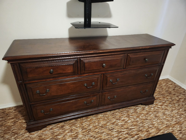 3 Piece Dresser and nightstand set in Dressers & Wardrobes in Kelowna