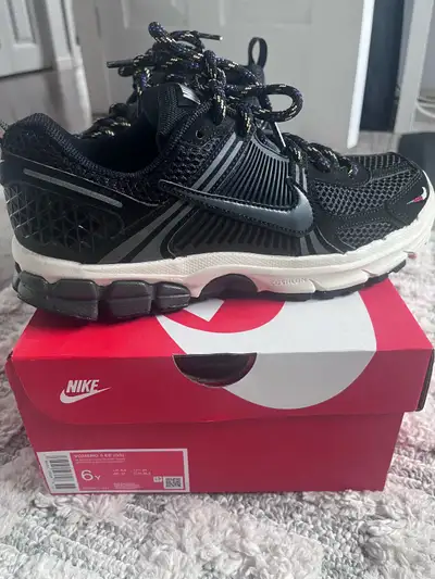 New NIKE VOMERO 5 size 6 youth 7.5 Women’s, View more