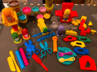 Playdoh Minions barbershop and cupcake decorating toys