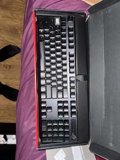Je vends mon clavier gaming mécanique optique Asus ROG Strix Scope RX en excellent état. Ce clavier...
