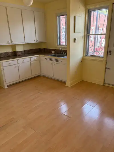 Métro Fabre, 3-1/2, Rosemont-Petite-Patrie. 2e étage, rue Bélanger (près Papineau), 2 balcons (un av...