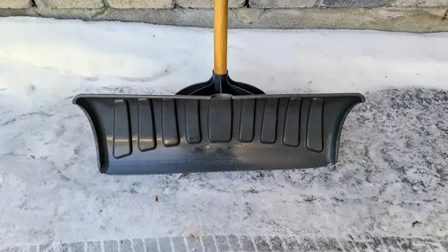Large Shovel / Pelle Grande in Outdoor Tools & Storage in West Island - Image 3