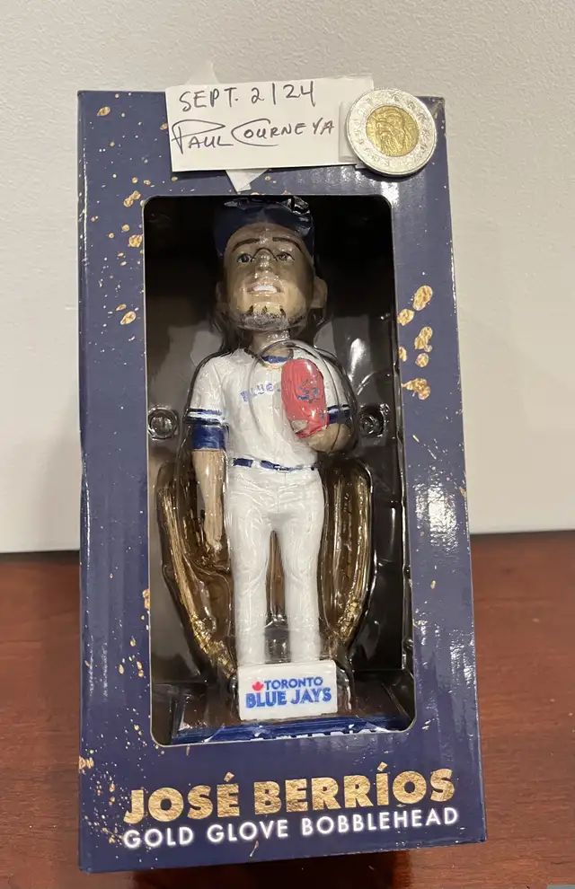  Blue Jays Jose Berrios - Rawlings Gold Glove Award Bobble in Arts & Collectibles in City of Toronto - Image 2