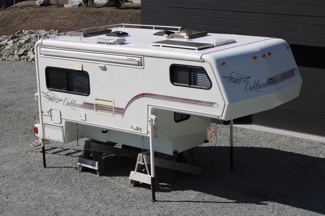 Bigfoot Oakland 3000 truck camper in Travel Trailers & Campers in Whistler