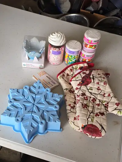 Lot of 3: Winter Baking Set: Snowflake Silicone Mold, Cupcake Li, View more