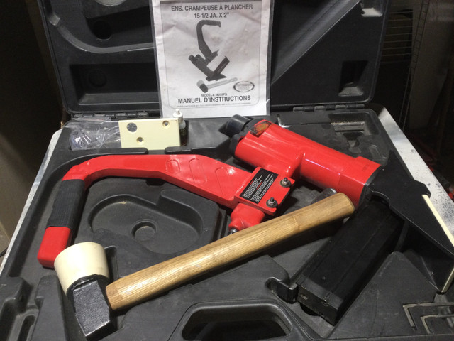 Pneumatic floor tool-staple 2-in  $ 70 dans Ventes de garage  à Laval/Rive Nord