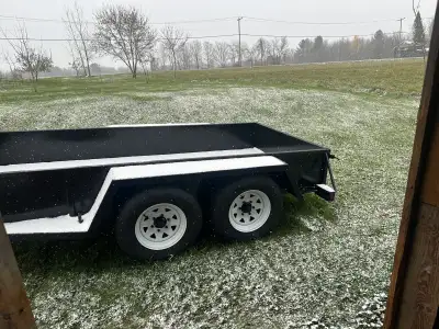 Je vends une remorque artisanale neuve, dotée de freins électriques et mesurant 63 pouces par 12 pie...