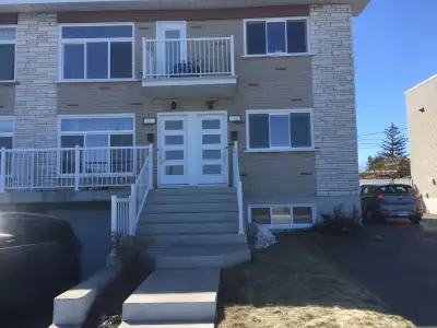 Grande cuisine avec îlot, entrée lave-vaisselle, laveuse-sécheuse, 2 balcons, secteur tranquille, pr...