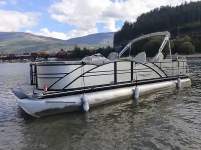 Well-maintained 2015 StarCraft MX25 Tritoon with powerful 300HP Mercury outboard. This luxury pontoo...