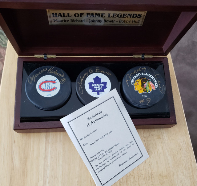 SIGNED NHL PUCK SET :  MAURICE RICHARD –JOHHNY BOWER –BOBBY HULL dans Art et objets de collection  à Laval/Rive Nord - Image 3