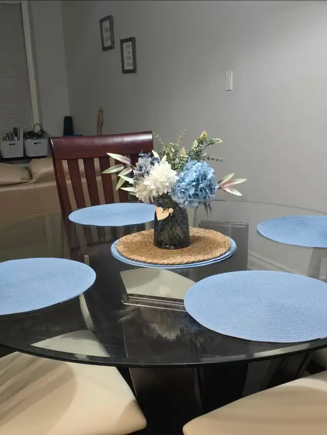 glass dinning table with chairs 